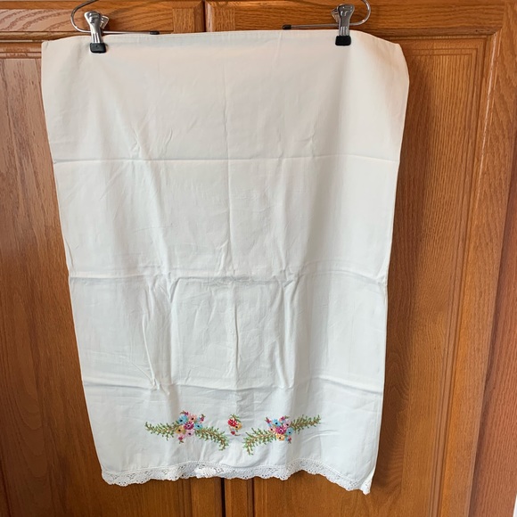 2 vintage floral embroidered pillowcases - Picture 6 of 12